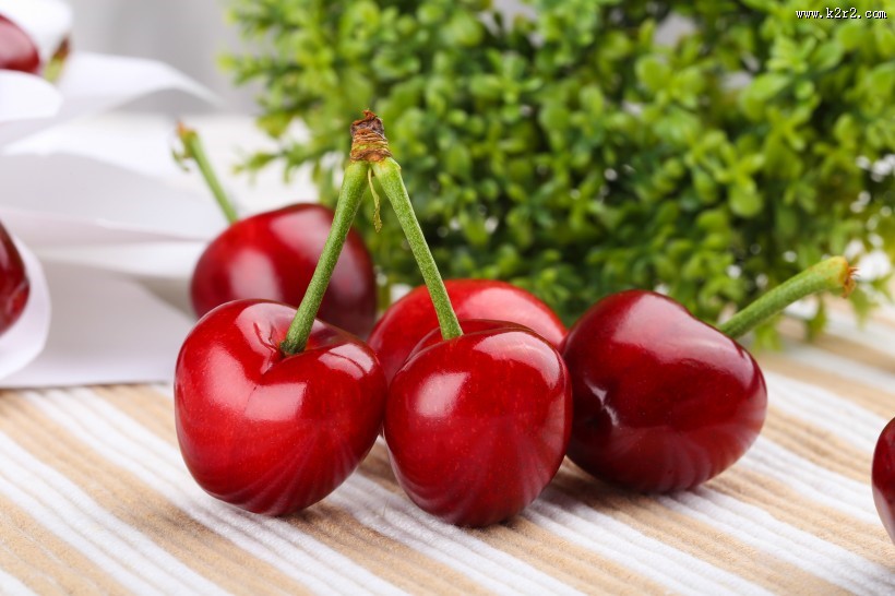 红色诱人樱桃图片