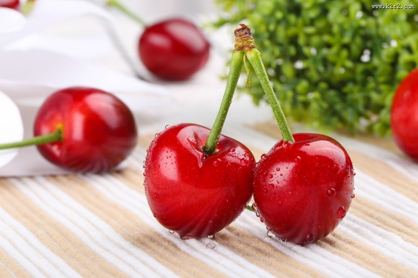红色诱人樱桃图片