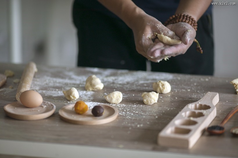 中秋节制作手工月饼图片