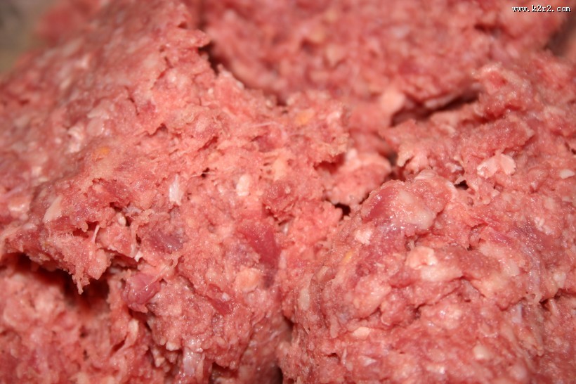 新鲜剁碎的猪肉馅图片