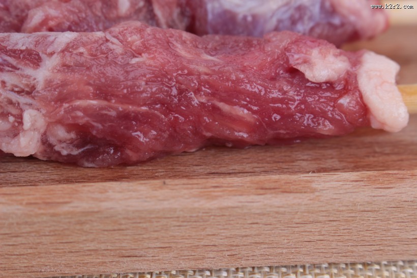 用竹签穿好的新鲜羊肉串图片