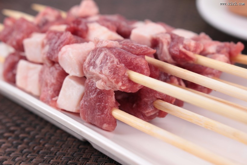 用竹签穿好的新鲜羊肉串图片