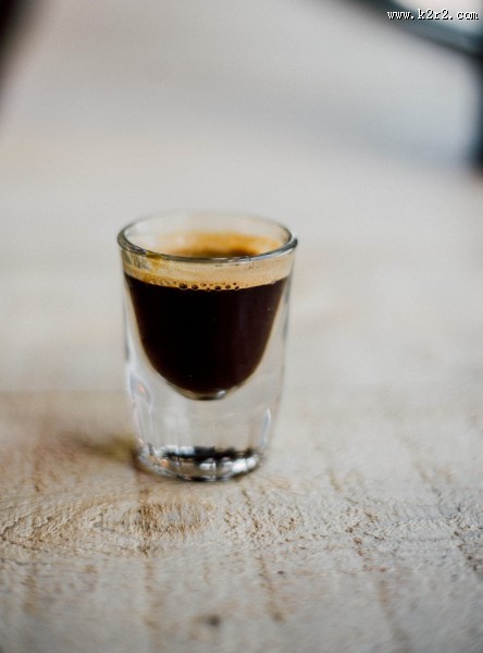 玻璃杯中的咖啡图片