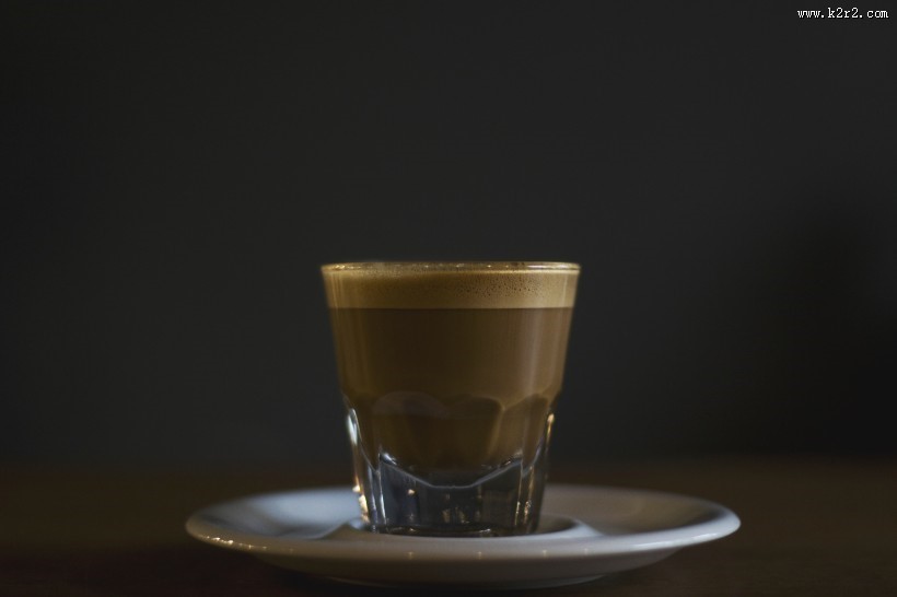 玻璃杯中的咖啡图片
