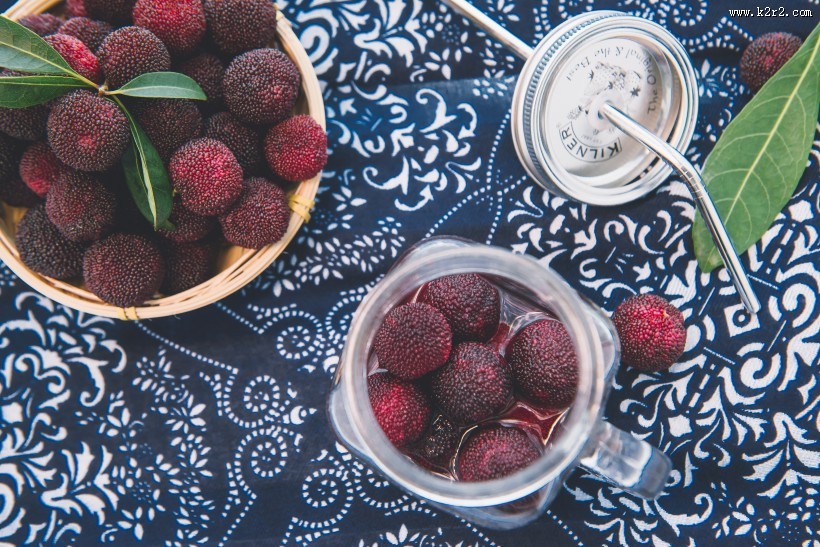 红色新鲜的杨梅图片