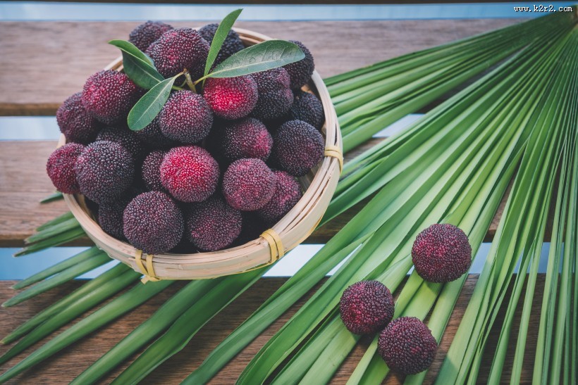 红色新鲜的杨梅图片