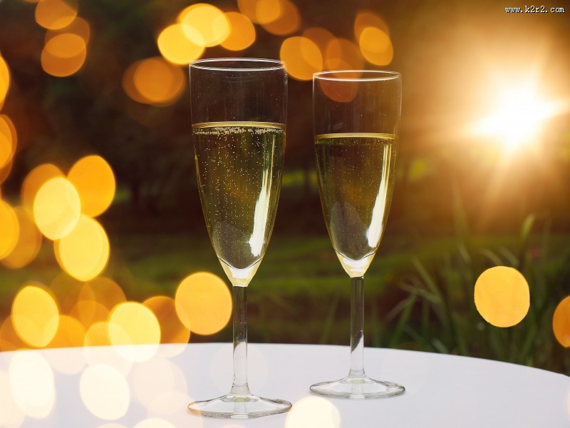 优雅的黄色香槟酒图片
