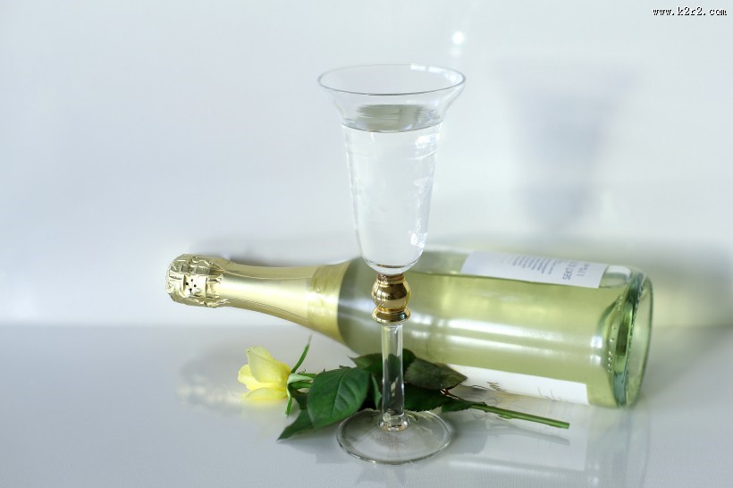优雅的黄色香槟酒图片
