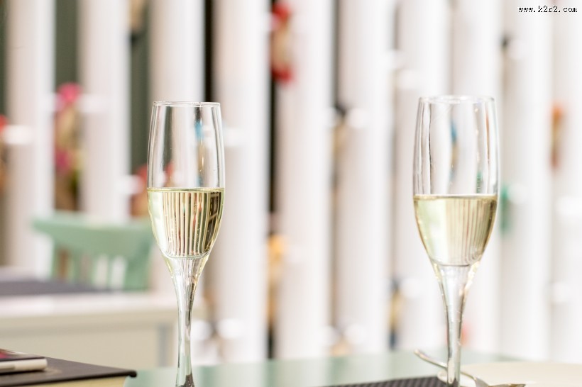 优雅的黄色香槟酒图片