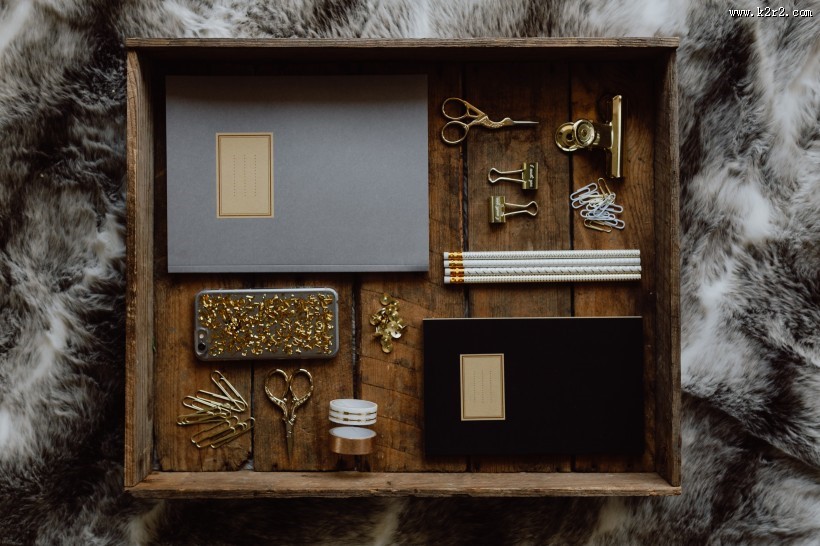 放着一些小物件的收纳盒图片