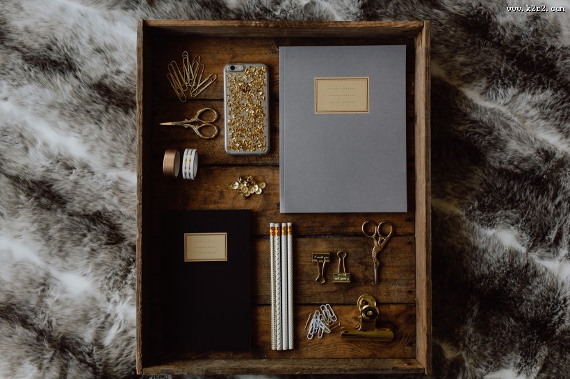 放着一些小物件的收纳盒图片