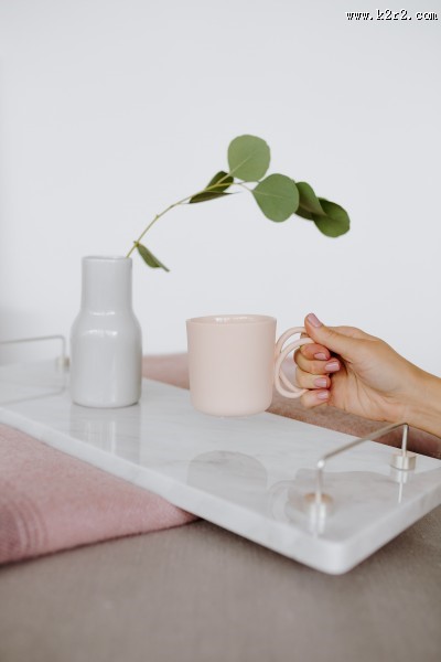 装有银色把柄的大理石图片