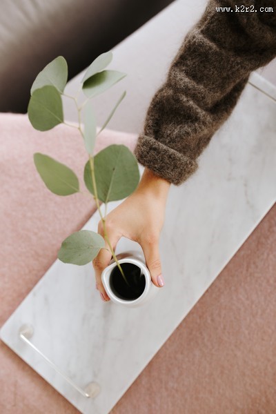 装有银色把柄的大理石图片