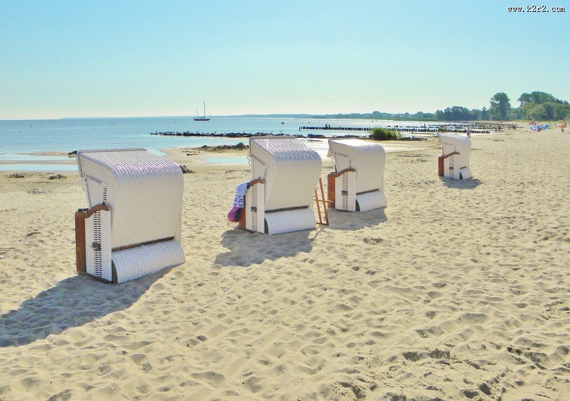 排列在沙滩上的沙滩椅图片大全