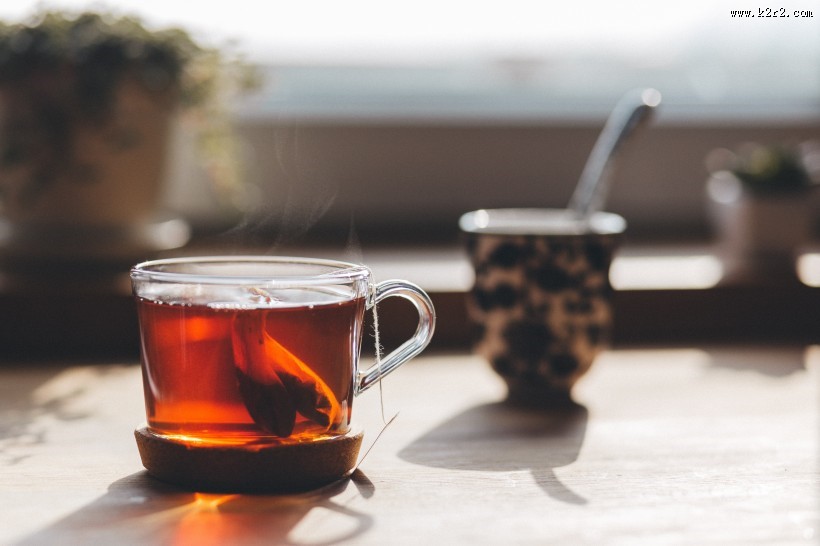 装满茶水的杯子图片