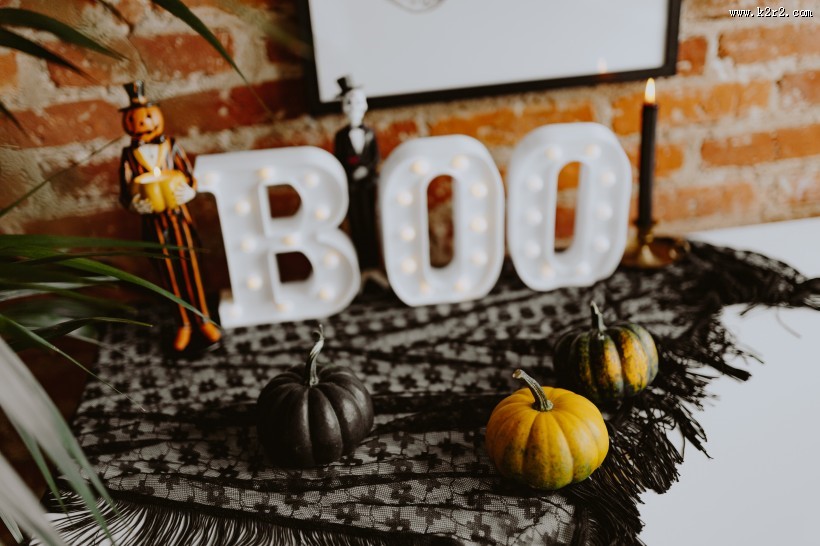 桌上的南瓜装饰品图片