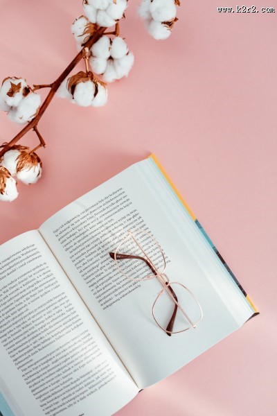 书本和眼镜的图片