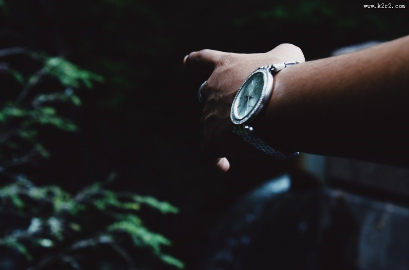 手腕上的手表图片