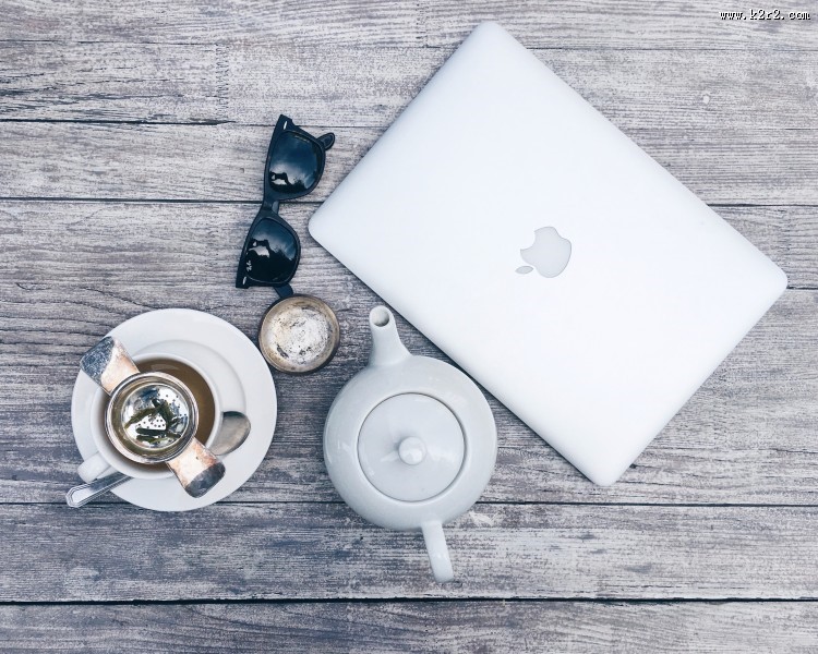 桌子上的苹果笔记本图片