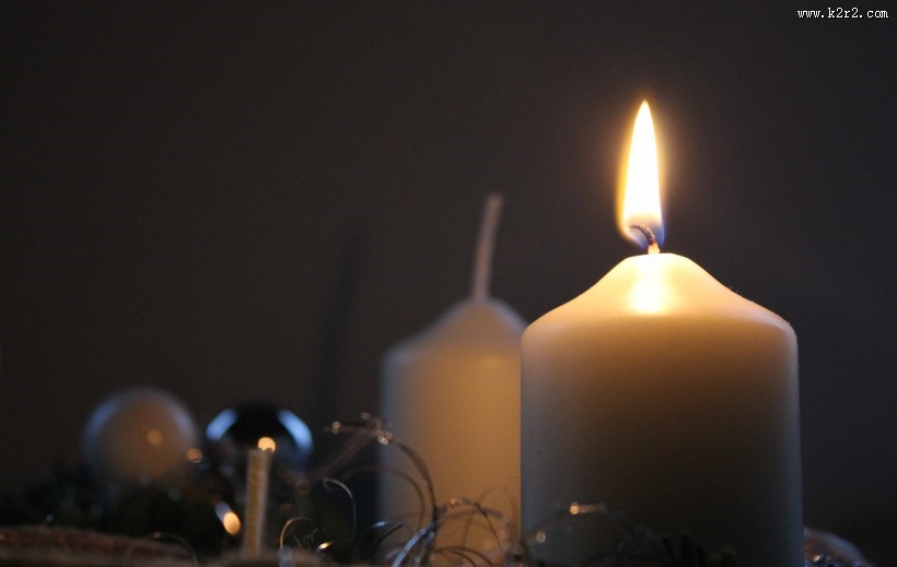 点燃的蜡烛图片