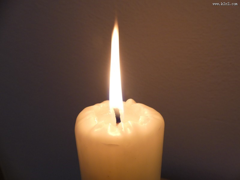 点燃的蜡烛图片