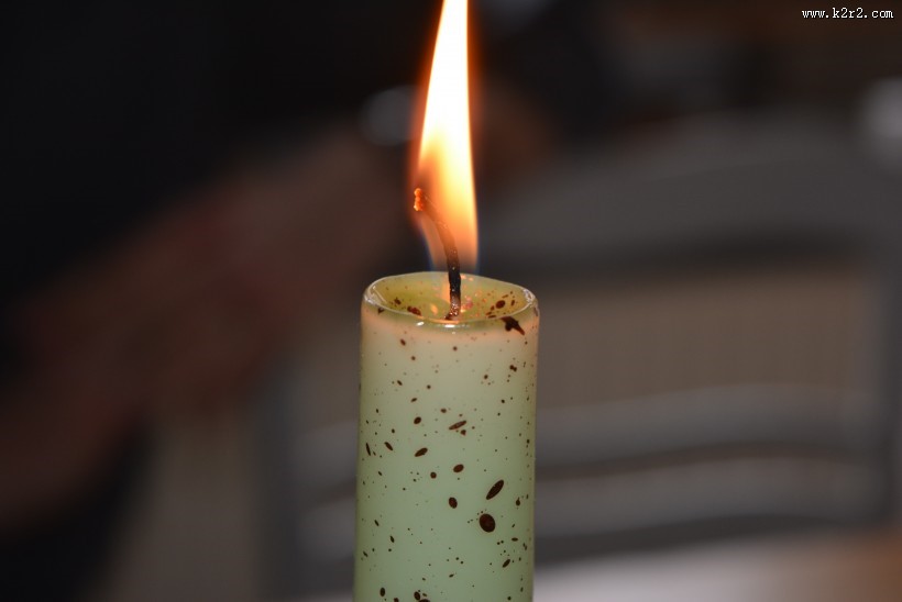 点燃的蜡烛图片