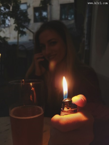 打着的打火机图片