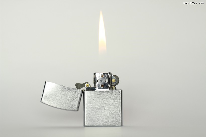打着的打火机图片