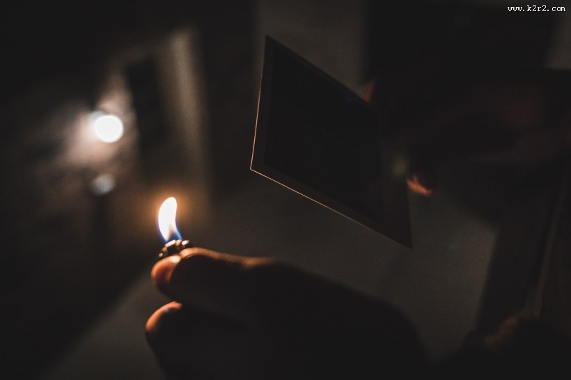 打着的打火机图片