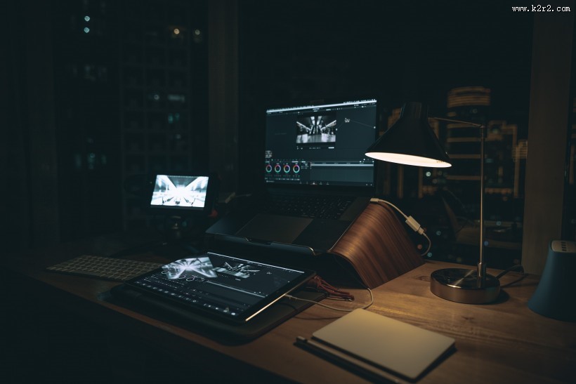 书桌上的台灯图片