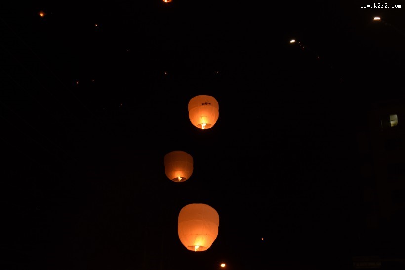 夜空中明亮的孔明灯图片