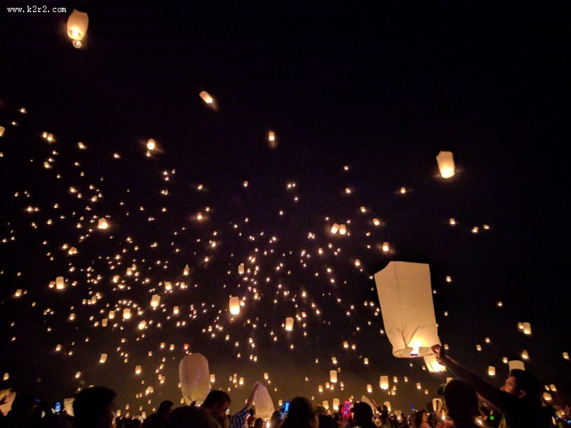 夜空中明亮的孔明灯图片