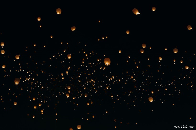 夜空中明亮的孔明灯图片