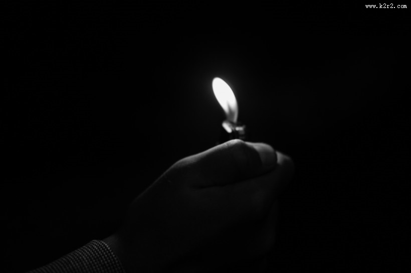 点着火的打火机图片