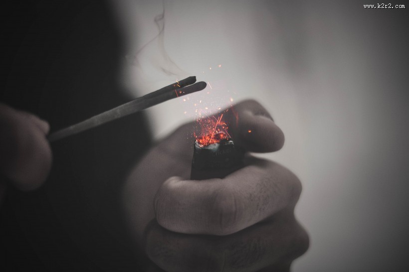 点着火的打火机图片