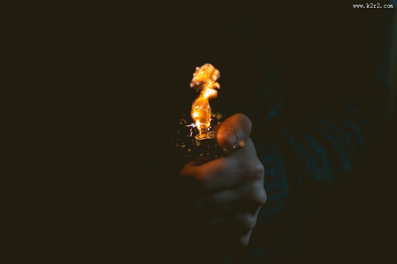 点着火的打火机图片