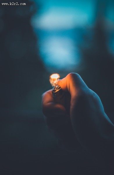 点着火的打火机图片