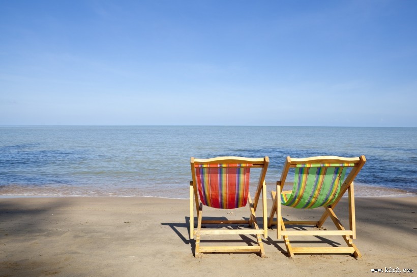 沙滩上的椅子图片