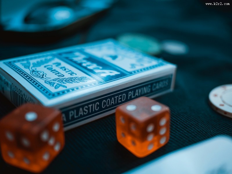 桌子上的扑克牌图片