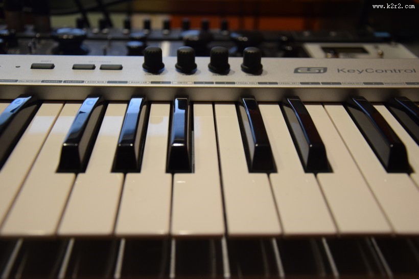 钢琴的黑白键盘图片