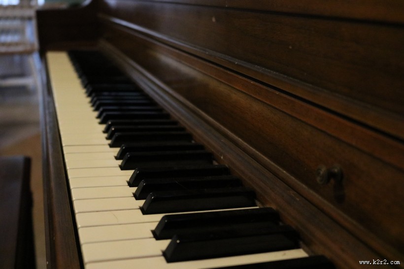 钢琴琴键的特写图片