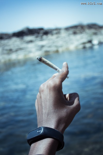 燃烧的香烟图片