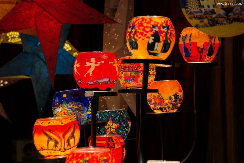 夜晚点亮的多彩纸灯笼图片