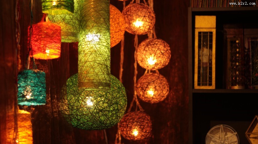 夜晚点亮的多彩纸灯笼图片