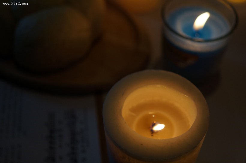 正在燃烧发光的蜡烛图片