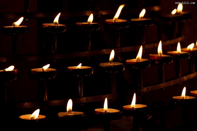 正在燃烧发光的蜡烛图片