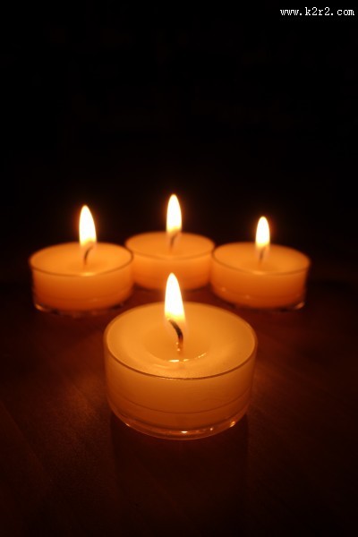 正在燃烧发光的蜡烛图片