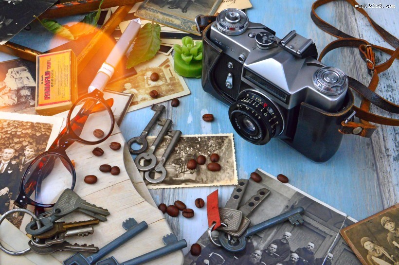 桌子上的微单相机图片