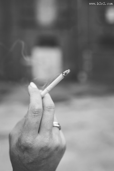 点着的香烟图片大全