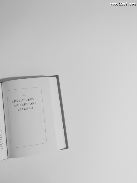 翻开的书籍的图片